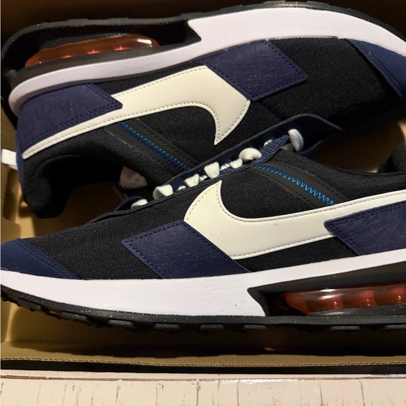 Nike Men's Black and Navy Sneakers - Picture 1 of 2